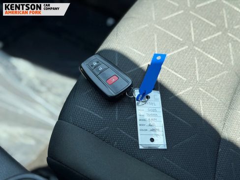 Used 2025 Toyota RAV4 XLE AWD/4WD image 31