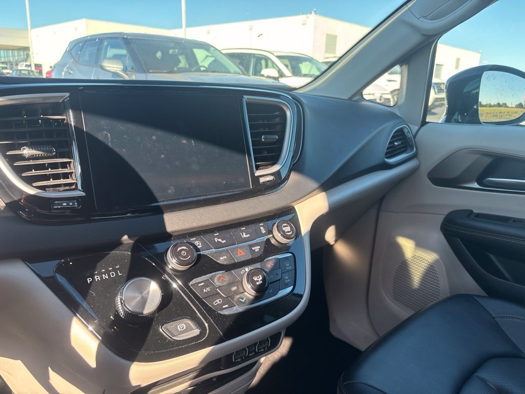 Used 2024 Chrysler Pacifica Touring-L FWD image 4