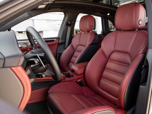 Certified 2026 Porsche Macan AWD/4WD image 5