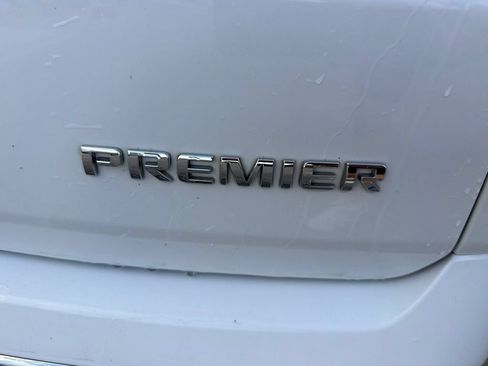Used 2023 Chevrolet Traverse Premier FWD image 5