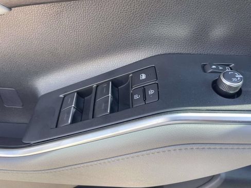 Used 2024 Toyota Highlander Platinum FWD image 18