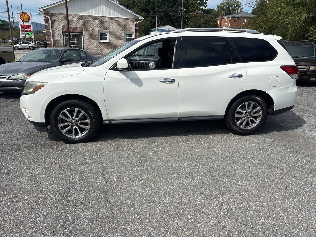 Used 2013 Nissan Pathfinder SV AWD/4WD image 1