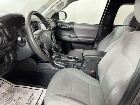 Used 2019 Toyota Tacoma SR image 9