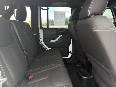 Used 2016 Jeep Wrangler Unlimited Sahara w/ Connectivity Group AWD/4WD image 25