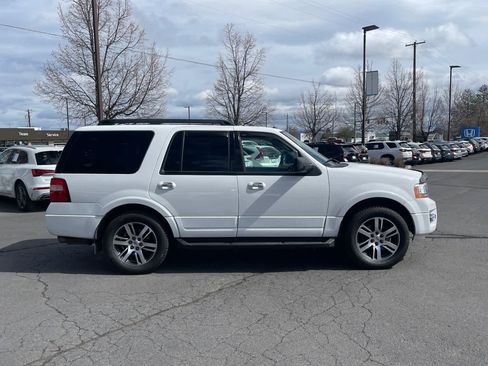 Used 2017 Ford Expedition XLT image 6