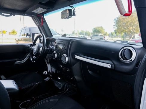 Used 2016 Jeep Wrangler Unlimited Sahara w/ Connectivity Group AWD/4WD image 32