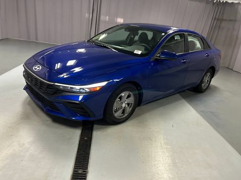 Used 2025 Hyundai Elantra SE FWD image 3