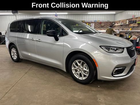 Used 2024 Chrysler Pacifica Touring-L image 9