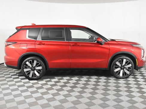 Used 2025 Mitsubishi Outlander SE image 5