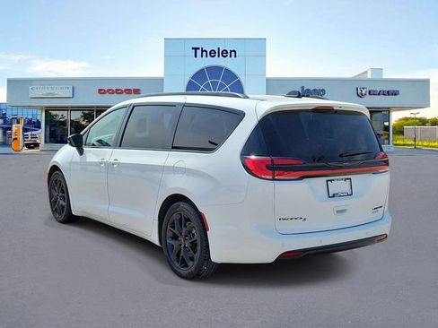 Used 2025 Chrysler Pacifica Limited FWD image 3