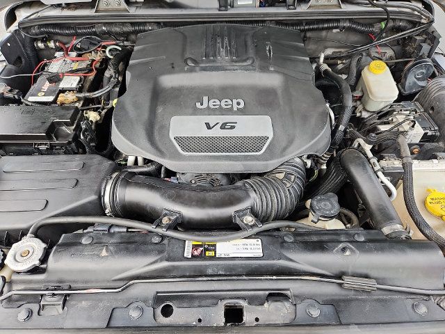 Used 2014 Jeep Wrangler Unlimited Sahara w/ Connectivity Group AWD/4WD image 28