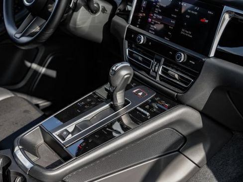 Used 2025 Porsche Macan AWD/4WD image 29