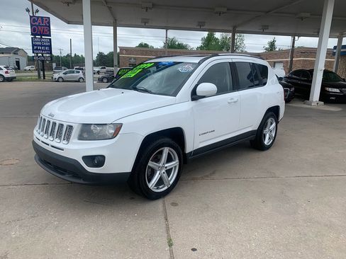 Used 2014 Jeep Compass Latitude w/ Sun/Sound Group FWD image 3