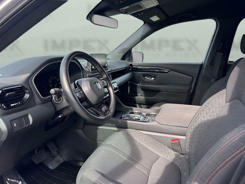 Used 2025 Honda Pilot Sport image 9