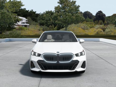 New 2027 BMW 550e xDrive image 3