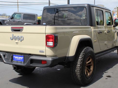 Used 2022 Jeep Gladiator Overland w/ Popular Equipment Package AWD/4WD image 6