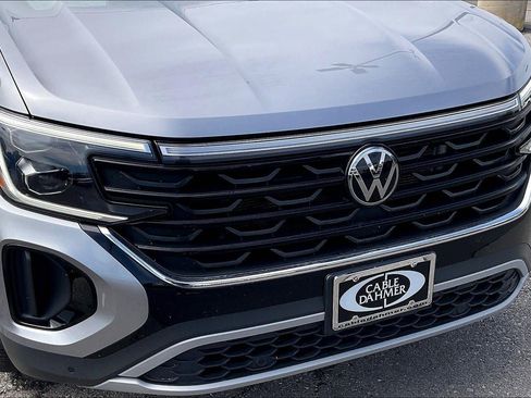 Used 2024 Volkswagen Atlas Cross Sport SE FWD image 32