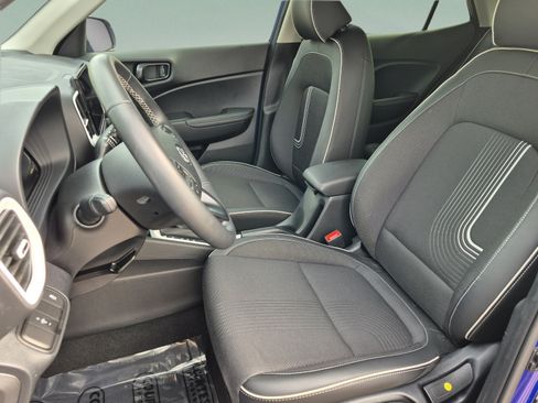 Certified 2025 Hyundai Venue Limited FWD image 18