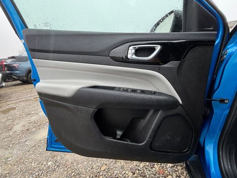 Used 2025 Jeep Compass Limited image 18