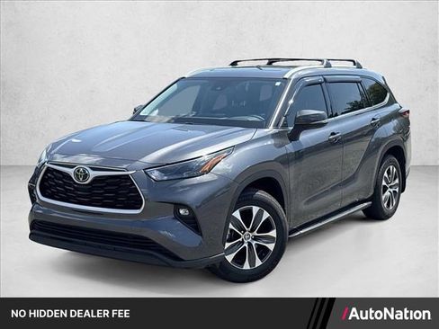 Used 2022 Toyota Highlander XLE AWD/4WD image 1