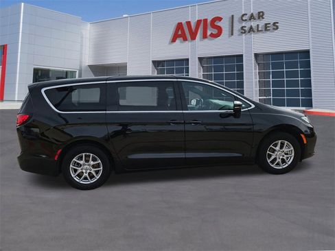 Used 2025 Chrysler Pacifica Select image 7