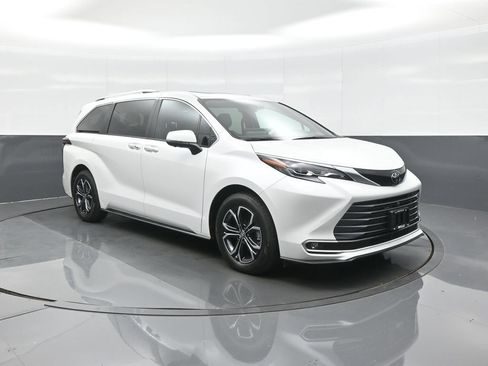Certified 2026 Toyota Sienna Platinum AWD/4WD image 1