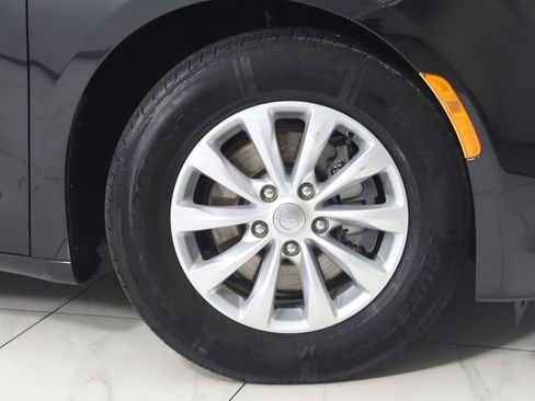 Used 2018 Chrysler Pacifica Touring-L FWD image 15