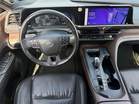 Used 2023 Toyota Crown Limited image 12