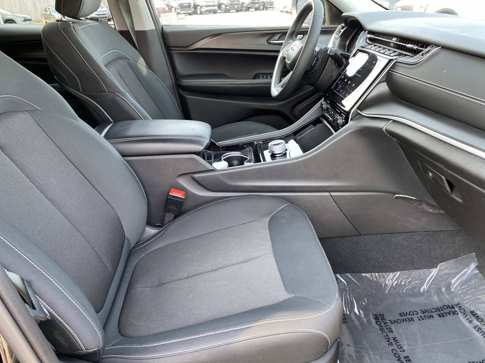 Used 2023 Jeep Grand Cherokee Laredo AWD/4WD image 21