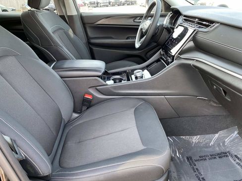 Used 2023 Jeep Grand Cherokee Laredo AWD/4WD image 21