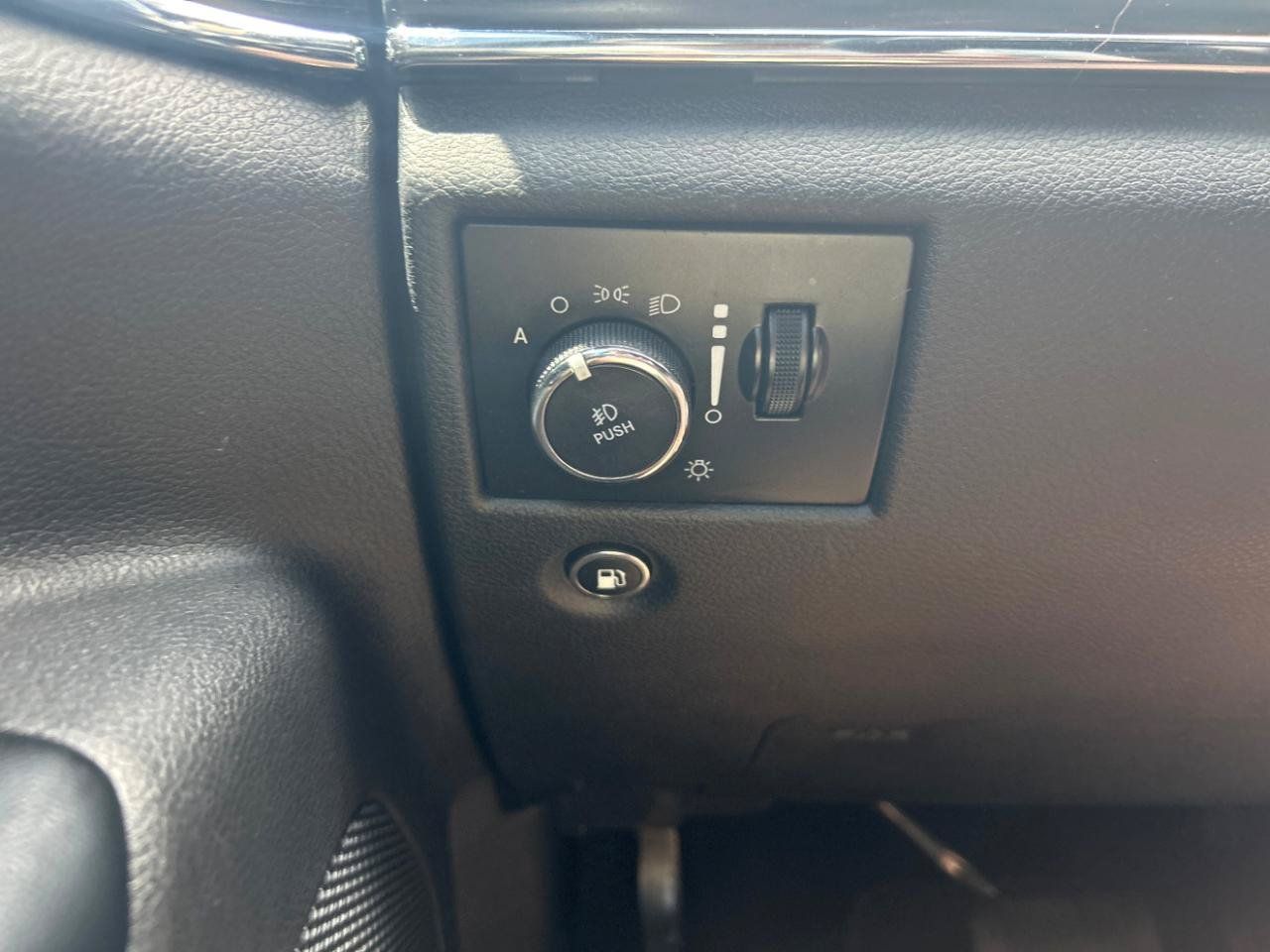 Used 2019 Jeep Grand Cherokee Limited AWD/4WD image 17