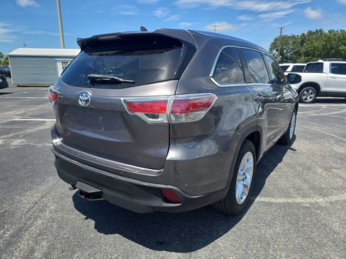 Used 2014 Toyota Highlander Limited w/ Driver Technology Package FWD image 4