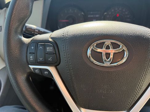 Used 2017 Toyota Sienna LE FWD image 18