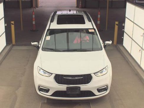 Used 2023 Chrysler Pacifica Limited FWD image 2