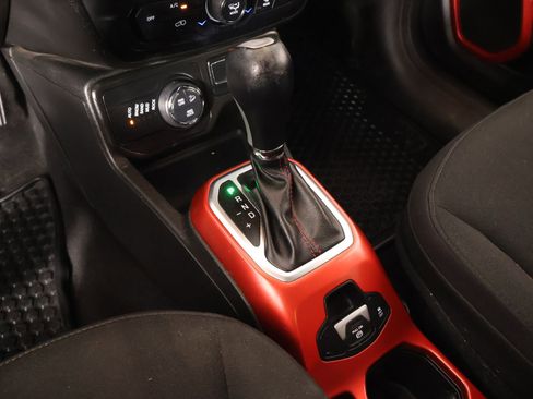 Used 2018 Jeep Renegade Trailhawk AWD/4WD image 8
