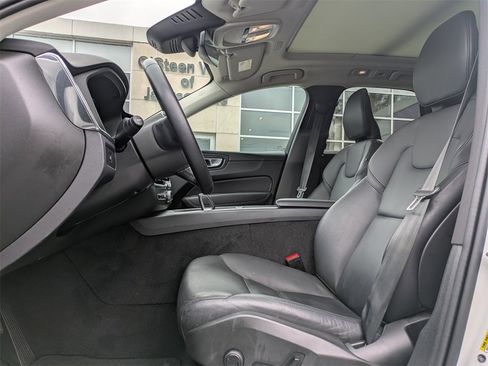 Used 2024 Volvo XC60 B5 Core image 2