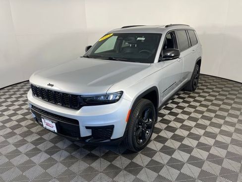 Used 2023 Jeep Grand Cherokee L Laredo image 3