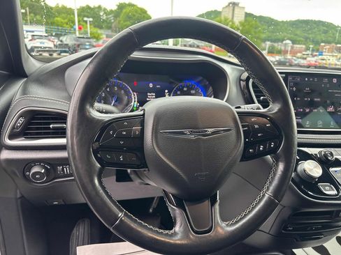 Used 2021 Chrysler Pacifica Touring-L w/ Uconnect Theater Family Group FWD image 13