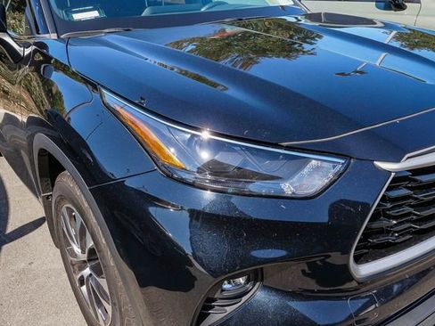 Used 2024 Toyota Highlander XLE FWD image 3