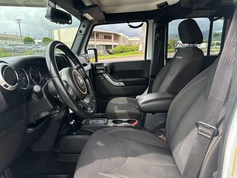 Used 2017 Jeep Wrangler Unlimited Sahara w/ Connectivity Group image 13