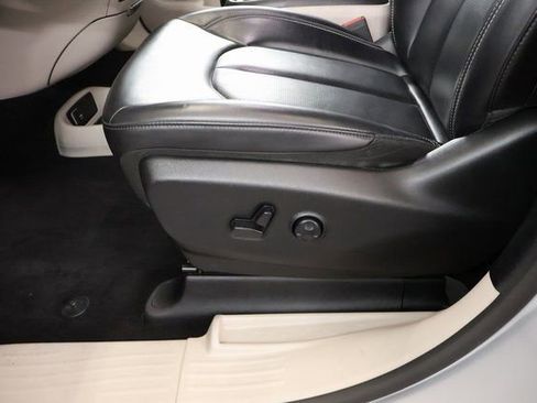 Used 2023 Chrysler Pacifica Touring-L FWD image 11