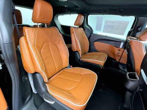 New 2026 Chrysler Pacifica Pinnacle image 10