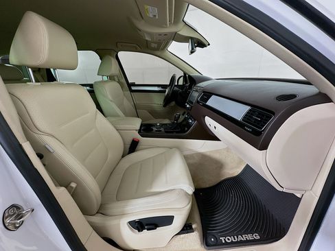 Used 2016 Volkswagen Touareg Sport image 30