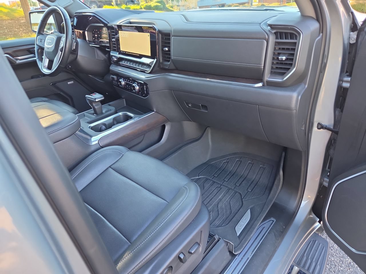 Used 2024 GMC Sierra 1500 SLT w/ SLT Premium Plus Package AWD/4WD image 30