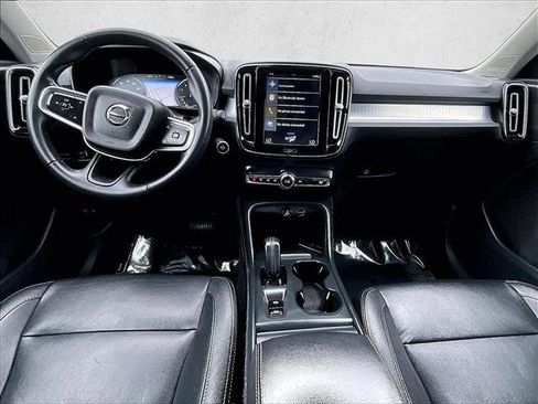 Used 2021 Volvo XC40 T4 Momentum w/ Premium Package image 16