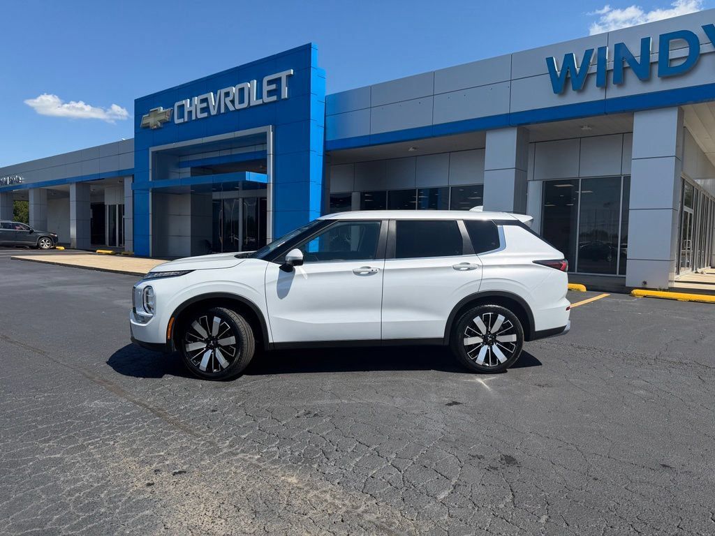 Used 2025 Mitsubishi Outlander SE AWD/4WD image 2