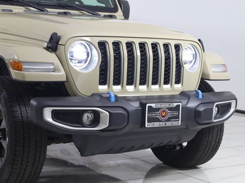 Used 2022 Jeep Wrangler Unlimited Sahara AWD/4WD image 38