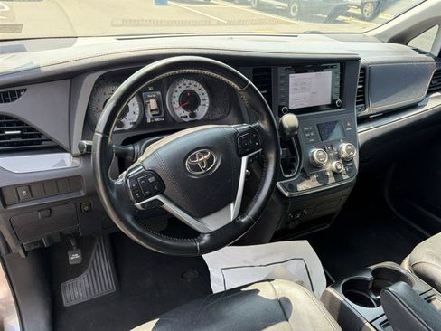 Used 2019 Toyota Sienna SE FWD image 18