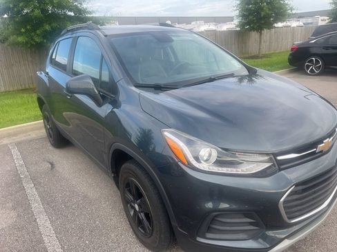 Used 2021 Chevrolet Trax LT w/ Premium Seat Package AWD/4WD image 2