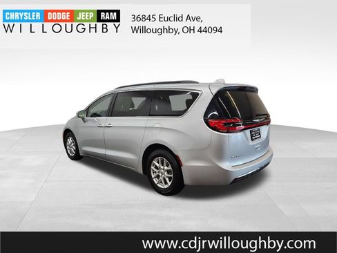 Used 2022 Chrysler Pacifica Touring-L FWD image 6